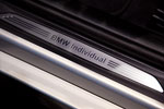 BMW Individual Schriftzug in der Einstiegsleiste des BMW 330d xDrive Individual