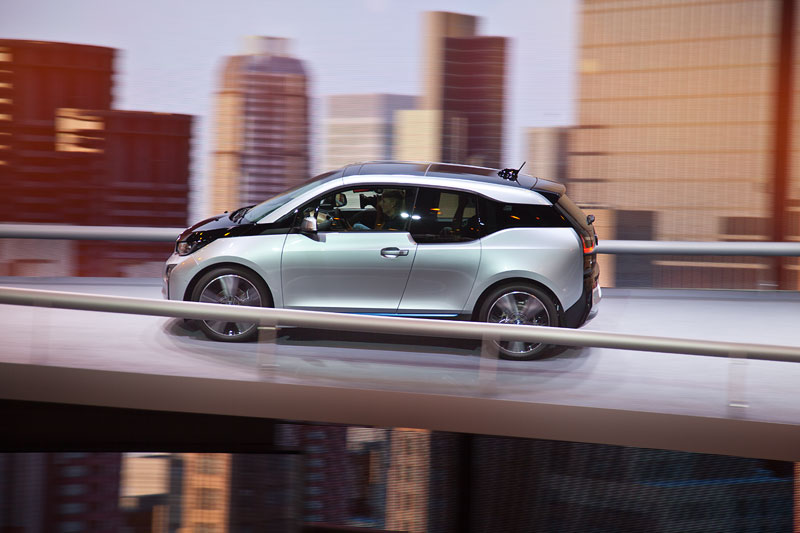 IAA 2013: BMW i3 in Ionic Silver, unterwegs auf der von BMW aufgebauten Achterbahn