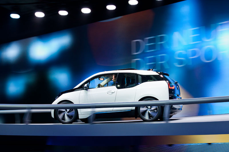 BMW i3, unterwegs auf der von BMW aufgebauten Achterbahn