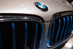 BMW X5 eDrive mit blau beleuchteten Nierenstäben
