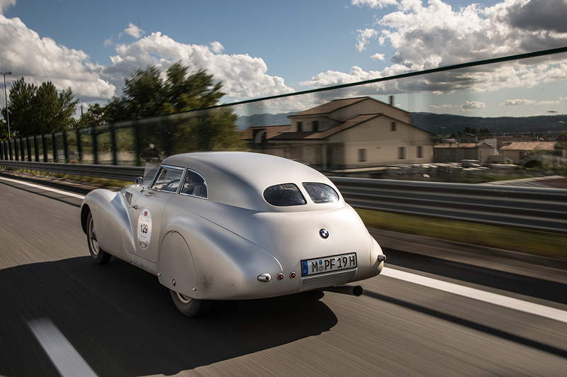 Babette Albrecht und Florian Zimmermann im BMW 328 Kamm Coup bei der Mille Miglia 2013