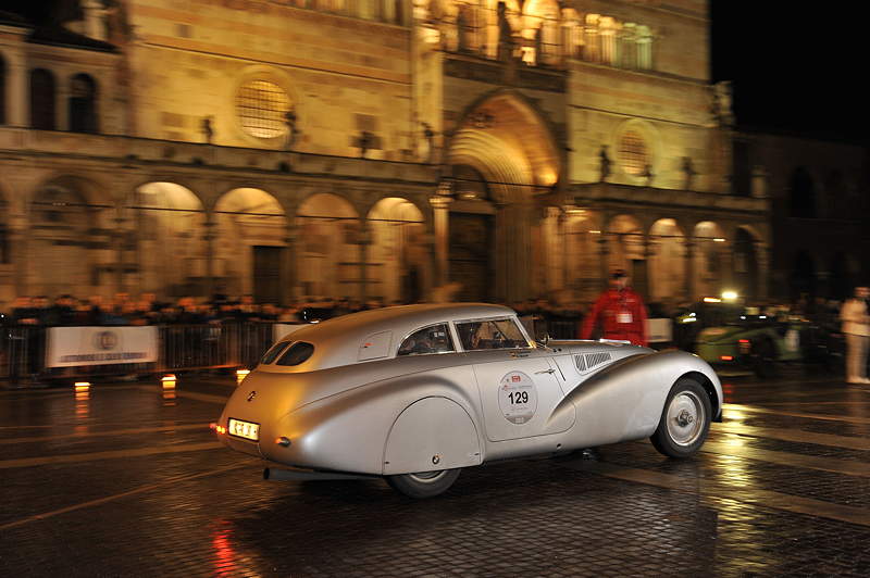 Babette Albrecht und Florian Zimmermann im BMW 328 Kamm Coup bei der Mille Miglia 2013