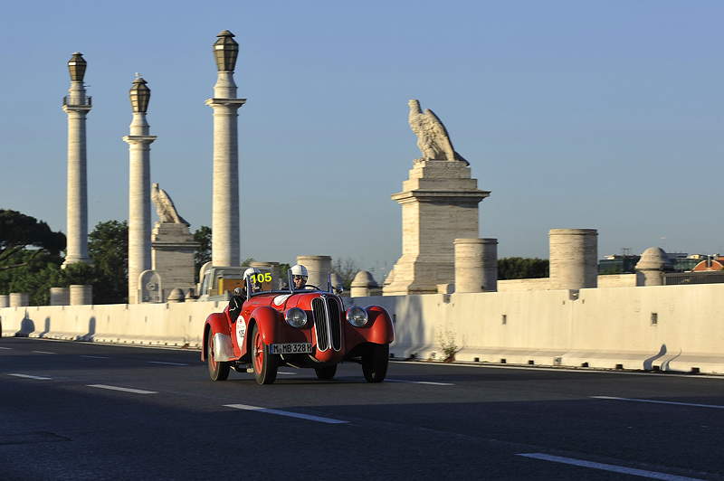 Hans-Joachim Bender und Peter Mlder im BMW 328 bei der Mille Miglia 2013