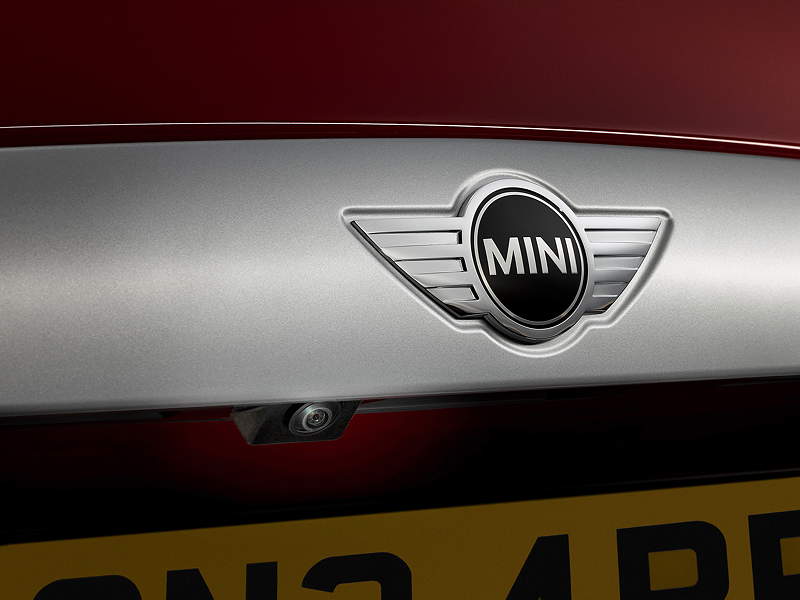 MINI Cooper S, Rckfahrkamera und MINI Logo auf der Heckklappe