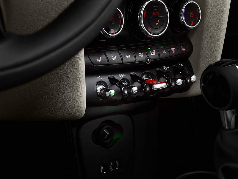 MINI Cooper S, Schalter in der Mittelkonsole vorne