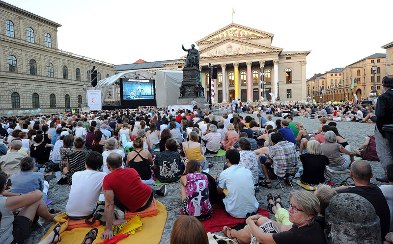 Gste bei 'Oper fr alle' 2013 auf dem Max Joseph Platz