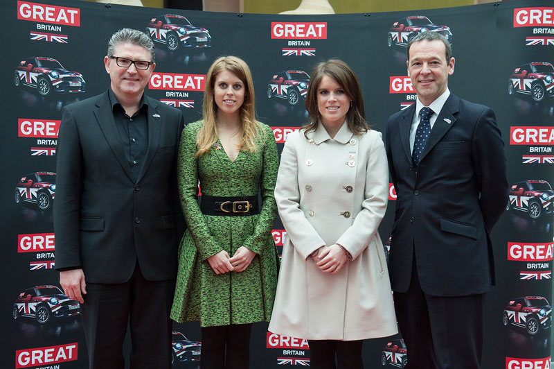 Graeme Grieve, Head of Sales MINI, Prinzessin Beatrice und Prinzessin Eugenie von York, Simon McDonald, Bririscher Bortschafter in Deutschland.