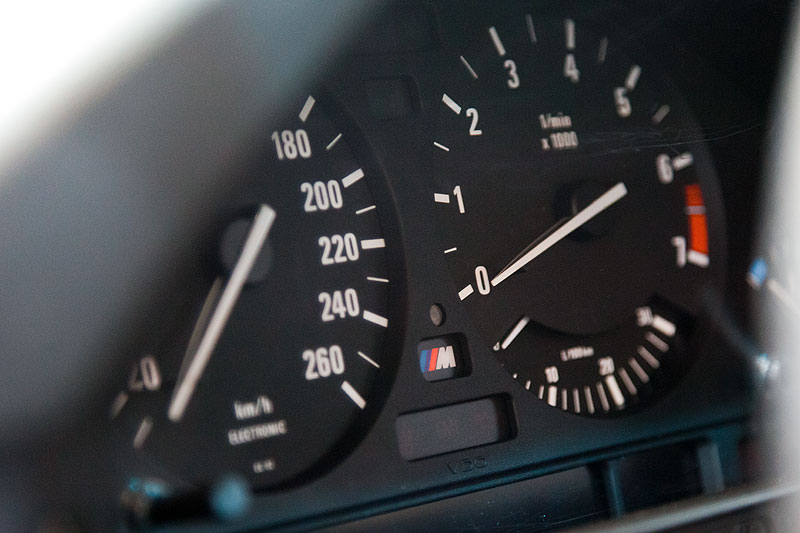 BMW 525i (Modell E34), M-Symbol im Tachometer