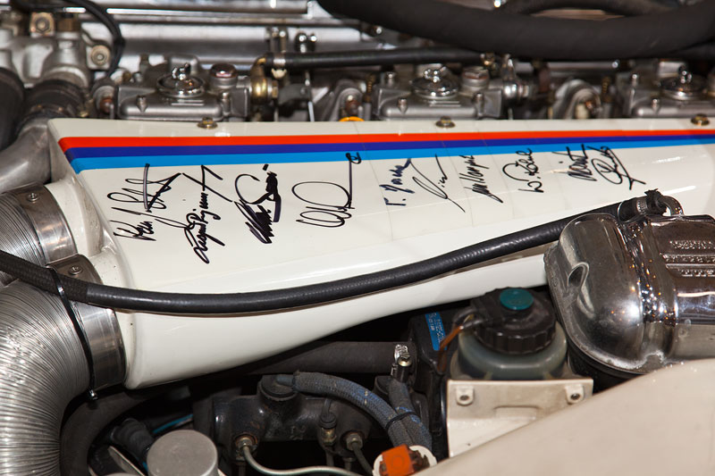 BMW 3.0 CSL (E9), Unterschriften auf dem Motor, u. a. von Hans Joachim Stuck und Nick Heidfeld. Bei einem M Festival hatte der Besiter die Unterschriften erhalten.