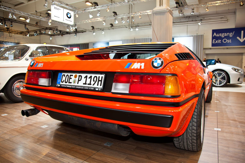 BMW M1 (E26), Heckansicht mit je einem BMW Logo links und rechts