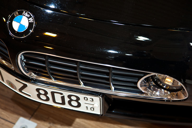 BMW Z8 (Modell E52), BMW Logo auf der Motorhaube und Nebelleuchte unterhalb