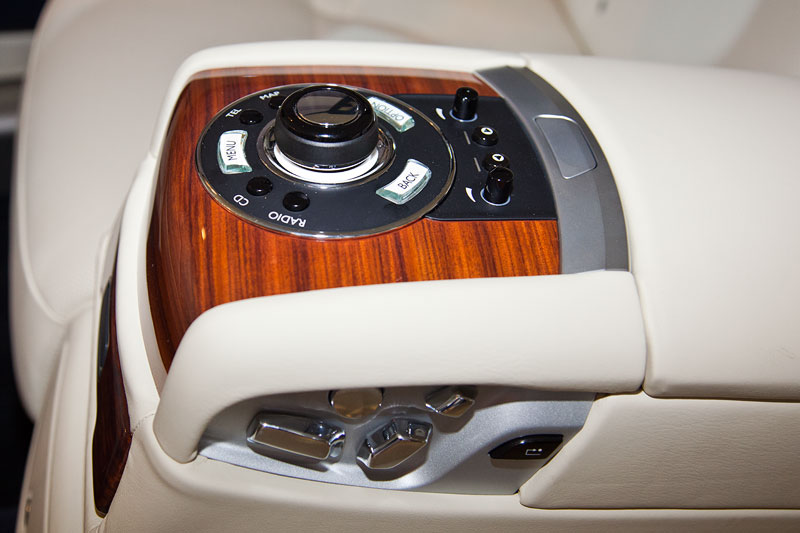 Rolls-Royce Ghost, Mittelarmlehne im Fond