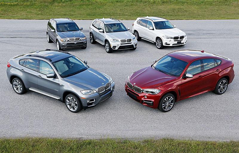 15 Jahre BMW X Modelle: hinten drei Generationen BMW X5. Vorne die erste und zweite Generation BMW X6: Modell E71 und F16