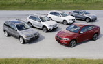 15 Jahre BMW X Modelle: links drei Generationen BMW X5. Hinten rechts die erste Generation BMW X6 (E71) und vorne das jüngste X-Modell, der X6 (F16)