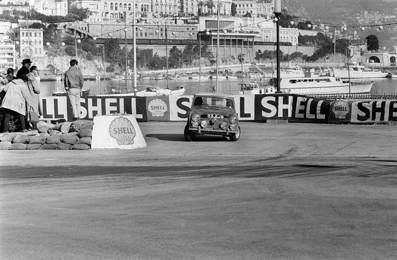 Paddy Hopkirk/Henry Liddon im Mini Cooper bei der Rallye Monte Carlo 1964