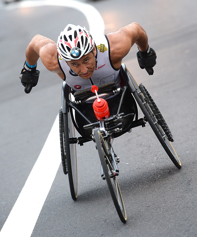 Alessandro Zanardi beim Schwimmen beim Langstrecken-Triathlon auf Hawaii