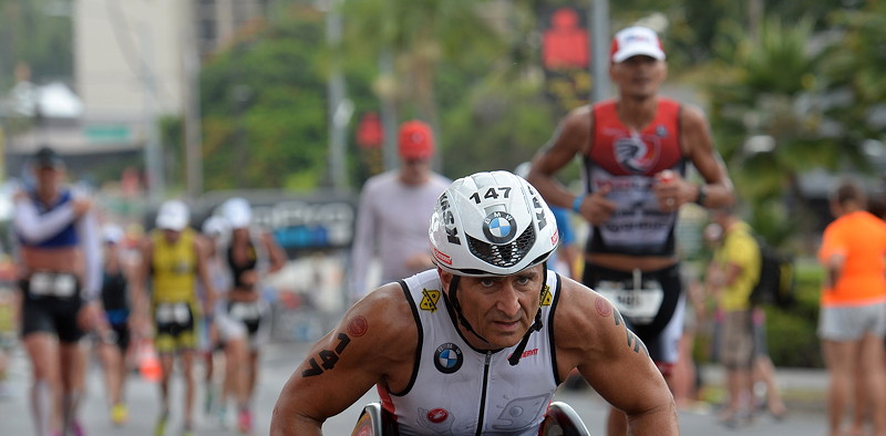 Alessandro Zanardi auf seinem Handbike beim Langstrecken-Triathlon auf Hawaii