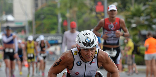 Alessandro Zanardi auf seinem Handbike beim Langstrecken-Triathlon auf Hawaii