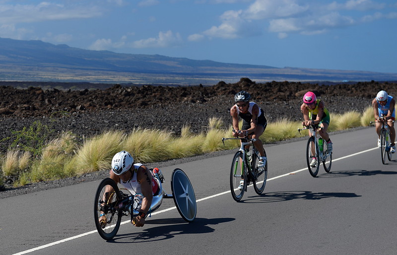 Alessandro Zanardi auf seinem Handbike beim Langstrecken-Triathlon auf Hawaii