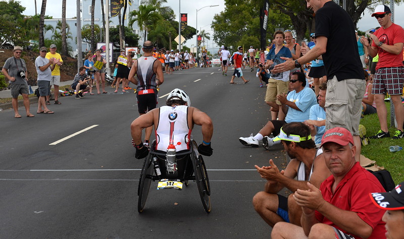 Alessandro Zanardi auf seinem Handbike beim Langstrecken-Triathlon auf Hawaii
