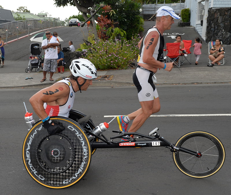 Alessandro Zanardi auf seinem Handbike beim Langstrecken-Triathlon auf Hawaii