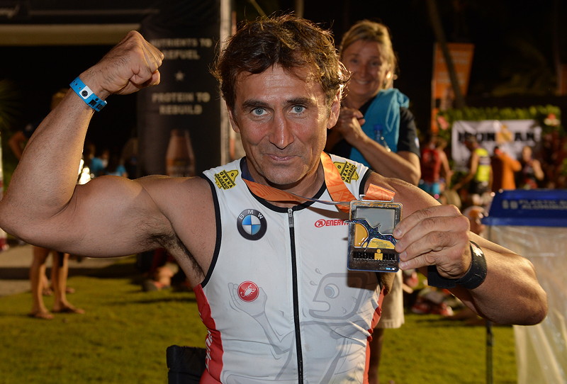 BMW Werksfahrer Alessandro Zanardi meistert seinen ersten Langstrecken-Triathlon auf Hawaii.