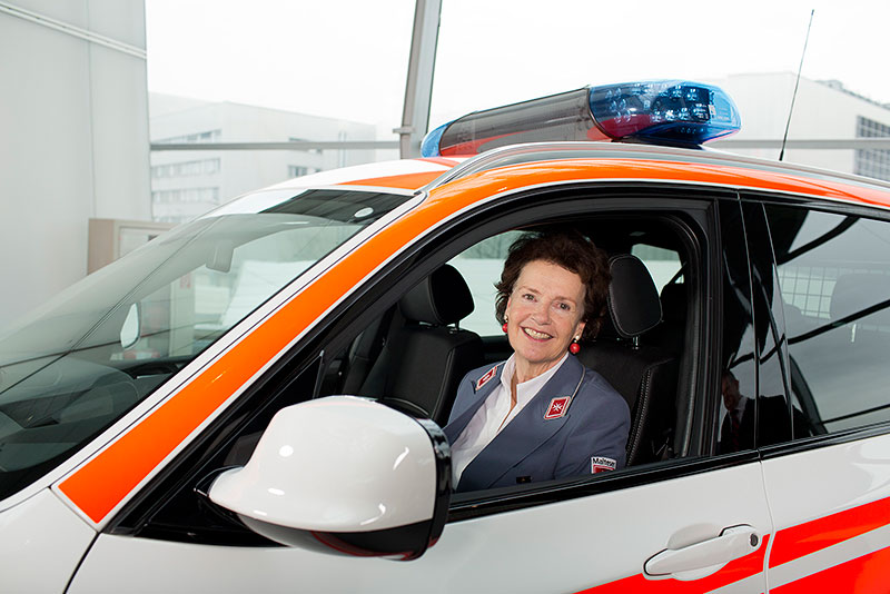 Stephanie Freifrau von Freyberg, Di�zesanleiterin der Malteser in der Erzdi�zese M�nchen und Freising, im BMW X3, dem neuen 'Blutauto' der Malteser.