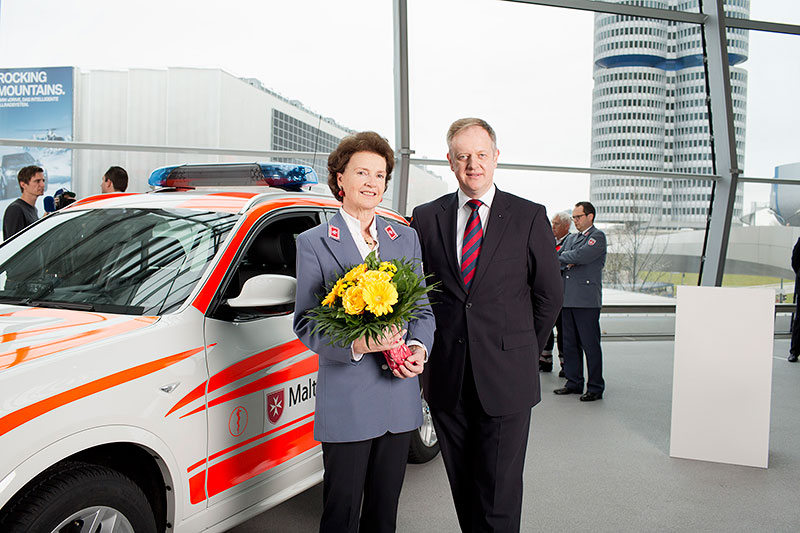 BMW X3 Fahrzeug�bergabe an die Malteser in der BMW Welt