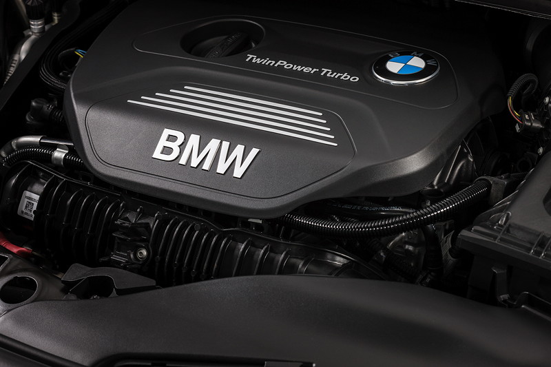 Motorraum des BMW 225i Active Tourer mit quer eingebautem Motor