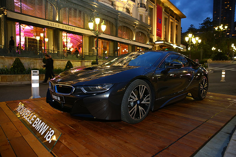 Prsentation des BMW 8 plug-in Hybrid vor dem Htel de Paris.
