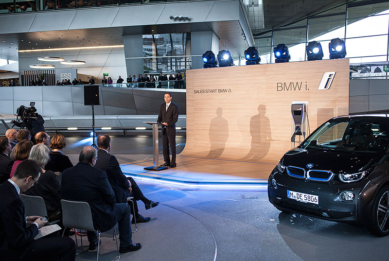Roland Krger, Leiter Vertrieb Deutschland der BMW Group, bei der feierlichen bergabe der ersten BMW i3 in Kundenhand in der BMW Welt.