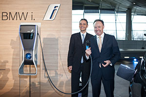 Dr. Ian Robertson und Roland Krger leiten symbolisch den Marktstart des BMW i3 ein.