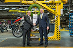 Von links: Dr. Marc Sielemann, Leiter Produktion BMW Motorrad und Stephan Schaller, Präsident BMW Motorrad.