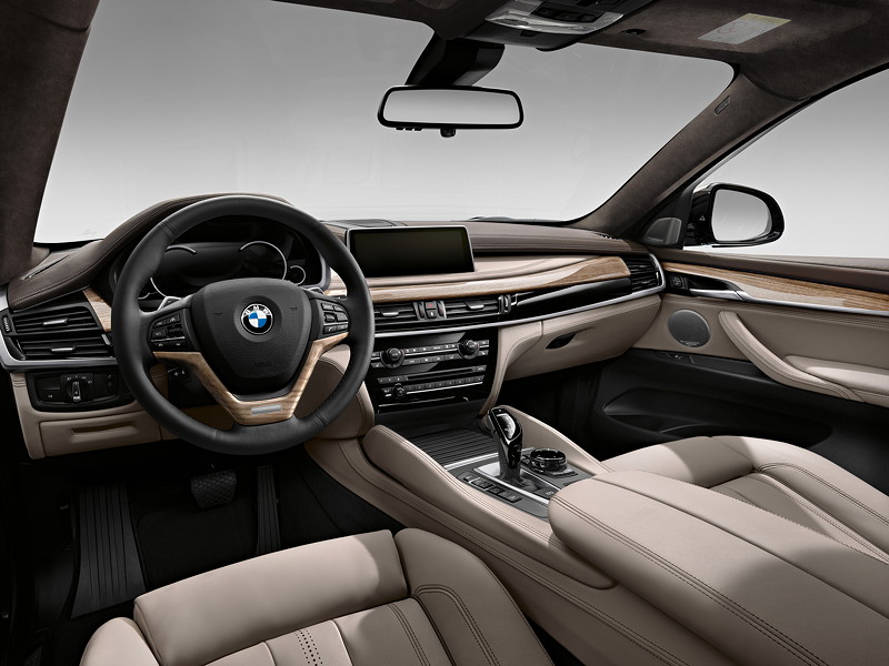 BMW Individual erweiterte Lederausstattung Merino Feinnarbe in Taupe, belederte Instrumententafel und Dachhimmel Alcantara in Scotch dunkel sowie Interieurleiste Edelholz Sen Hellbraun und Lederlenkrad mit Holzapplikation in Sen Hellbraun