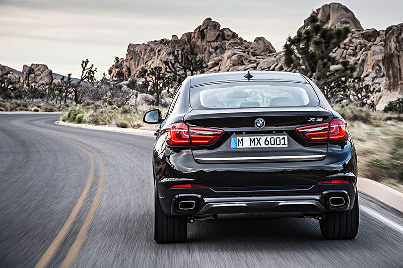 BMW X6 xDrive50i in Sparkling Storm mit 'Design Pure Extravagance'.