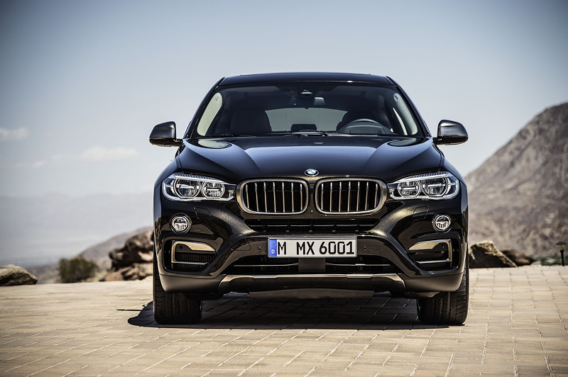 BMW X6 xDrive50i in Sparkling Storm mit 'Design Pure Extravagance'.