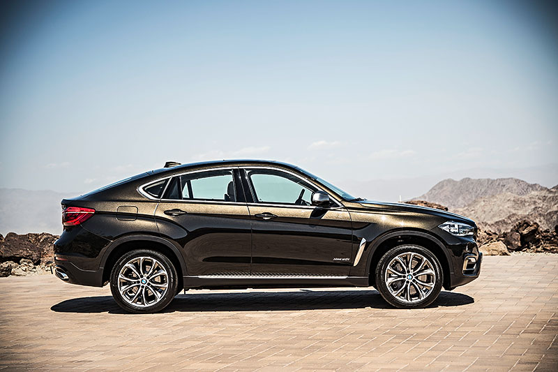 BMW X6 xDrive50i in Sparkling Storm mit 'Design Pure Extravagance'.