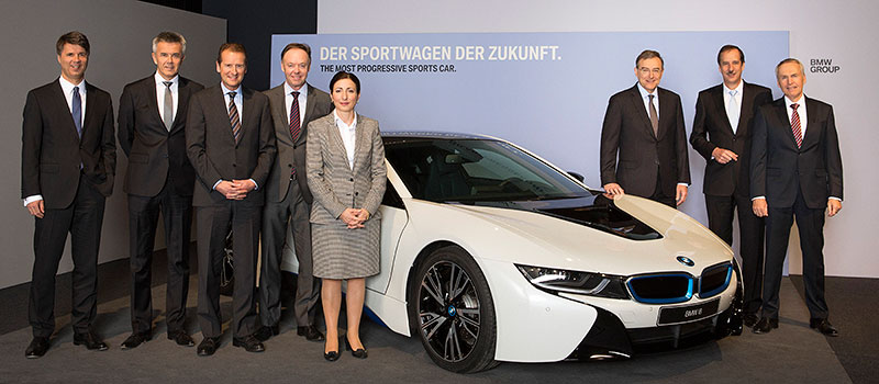  Bilanzpressekonferenz der BMW Group am 19.03.2014 in Mnchen. Der Gesamtvorstand der BMW AG mit dem BMW i8.