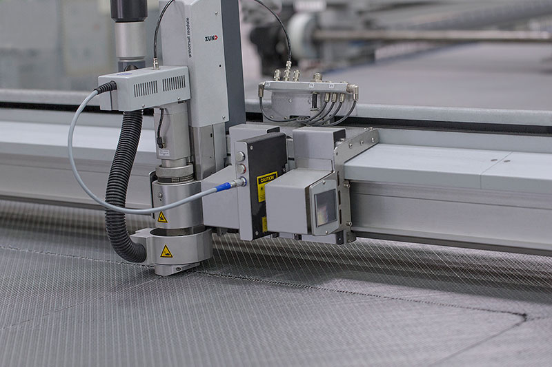 Inbetriebnahme der neuen CFK-Produktionsanlage am 31. Juli 2014 im Innovationspark Wackersdorf der BMW Group. Schneiden