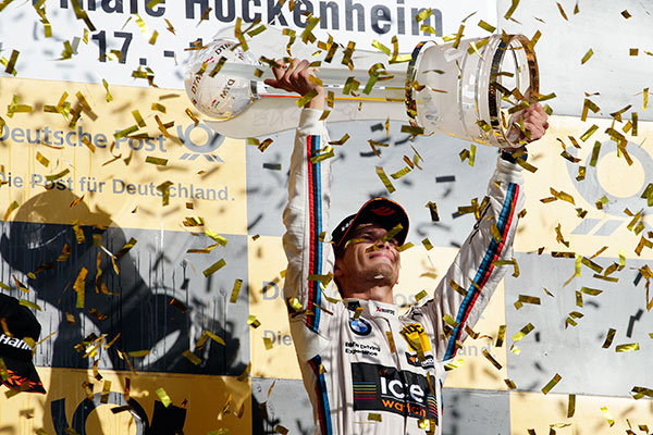 Marco Wittmann feiert seinen Gesamt-Sieg in der DTM 2014