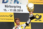 Marco Wittmann mit seinem Siegerpokal nach seinem DTM-Sieg am Nürburgring