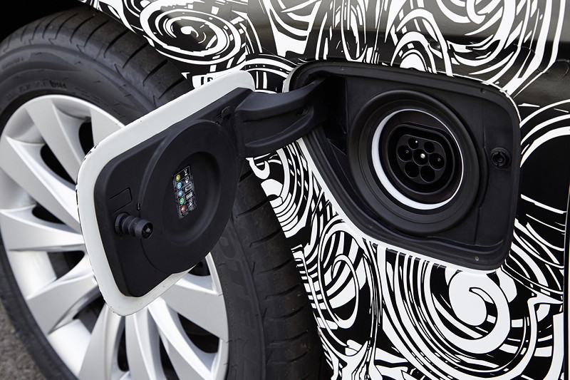 BMW 3er Plug-in Hybrid Prototyp, Steckdose zum Aufladen der eDrive Batterie