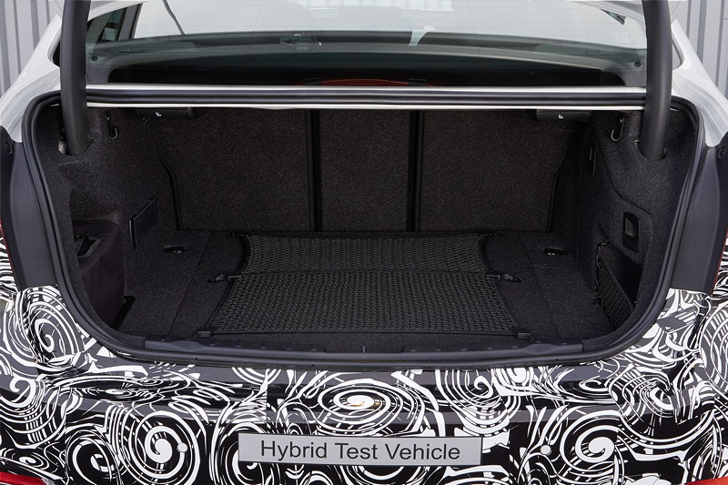 BMW 3er Plug-in Hybrid Prototyp, nur wenig verkleinerter Kofferraum durch kompakte eDrive Batterie