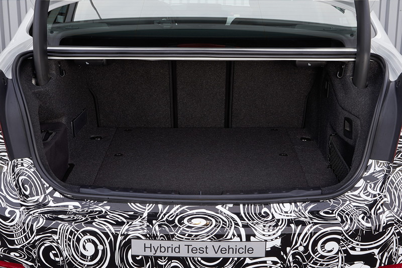 BMW 3er Plug-in Hybrid Prototyp, nur wenig verkleinerter Kofferraum durch kompakte eDrive Batterie