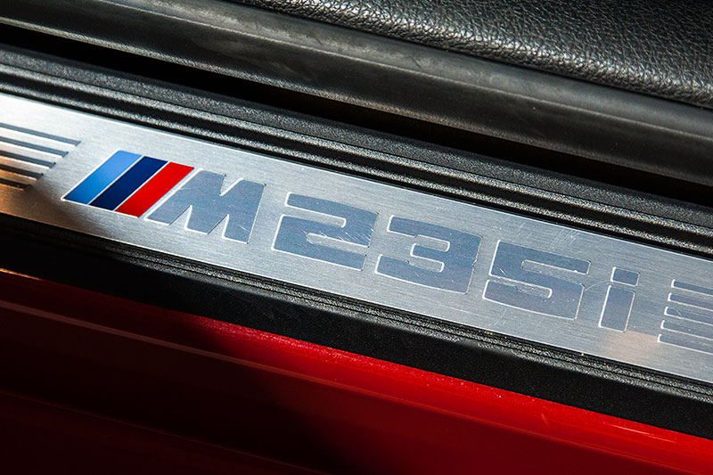 AC Schnitzer ACS2 Sport, M235i Schriftzug in der Einstiegsleiste