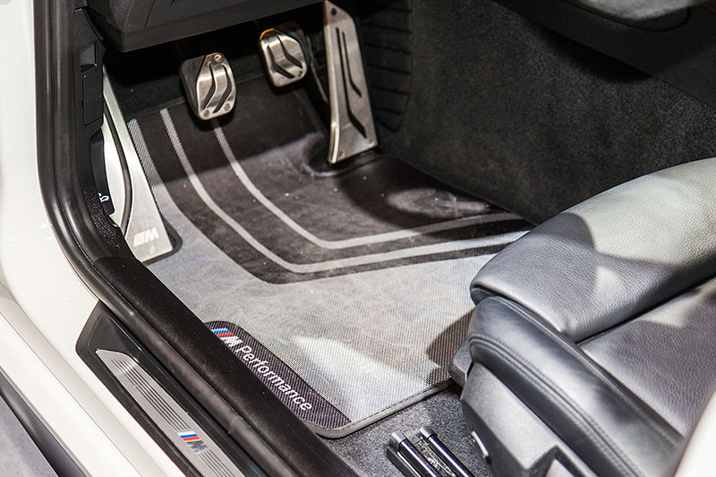 BMW 125i mit BMW M Performance Komponenten: Pedalauflage Edelstahl (128 Euro) und Fussmatte vorne (88,50 Euro)