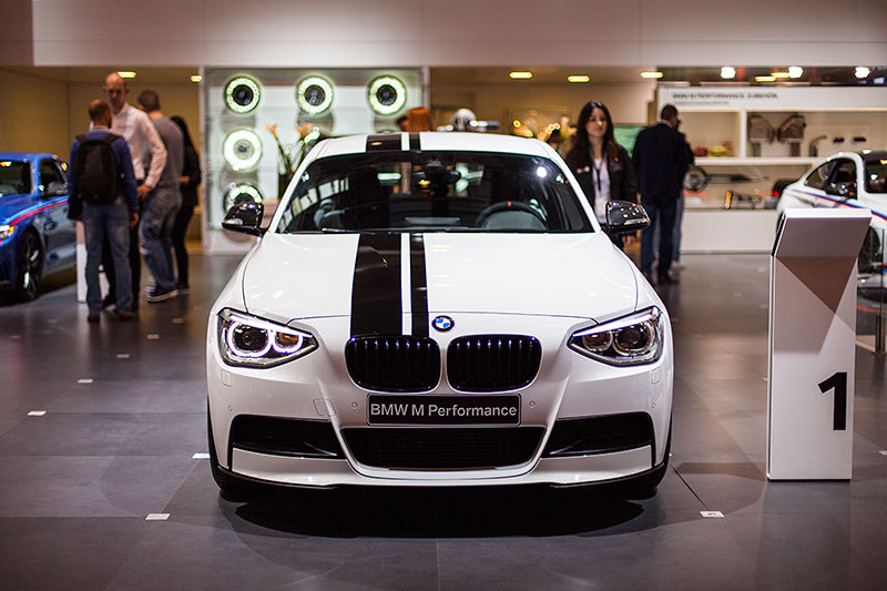 BMW 125i mit BMW M Performance Komponenten: Frontziergitter schwarz (2x 57 Euro)