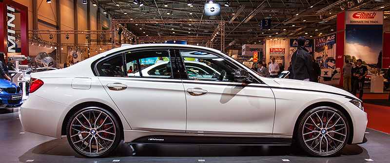 BMW 320d mit BMW M Performance Komponenten: Schwelleraufsatz schwarz matt (158 Euro)