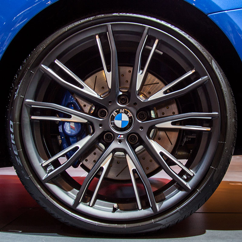 BMW 435i mit BMW M Performance Komponenten: 20 Zoll Sommerkomplettradsatz Doppelspeiche 624 M Bicolor schwarz matt (3.850 Euro)