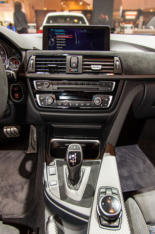 BMW 435i mit BMW M Performance Komponenten: Blende fr Gangwahlschalter aus Carbon (186 Euro)